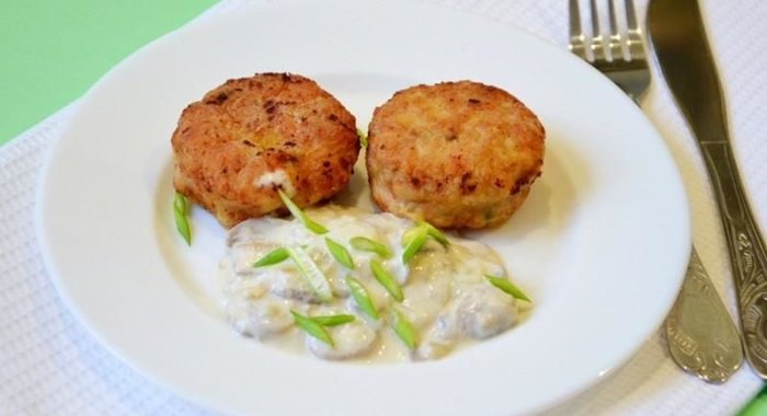 Детские куриные котлеты под соусом