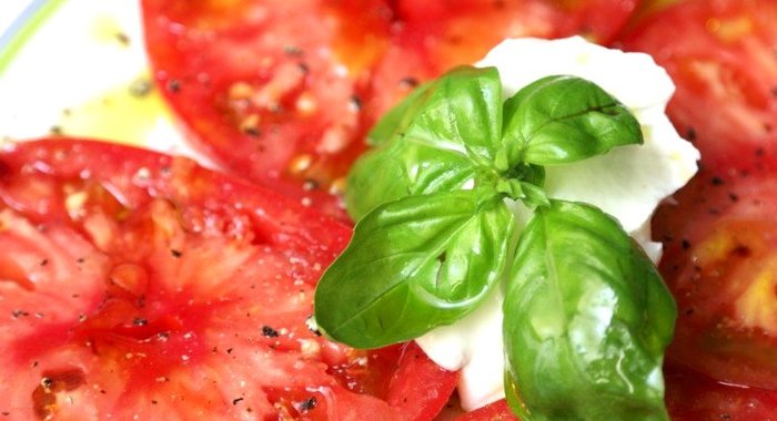 Козий крем-сыр с помидорами и базиликом