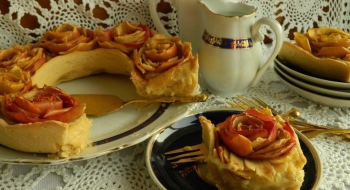 Пирог-кольцо с яблочными розами