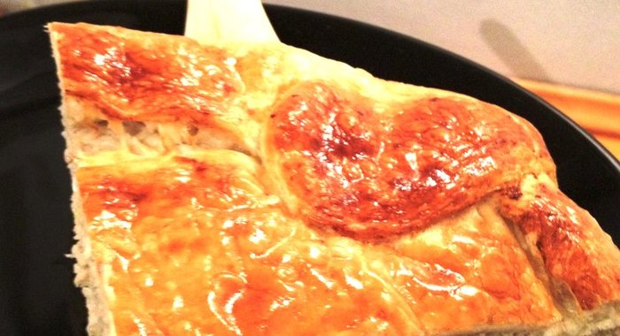 Пирог из слоеного теста с сельдью