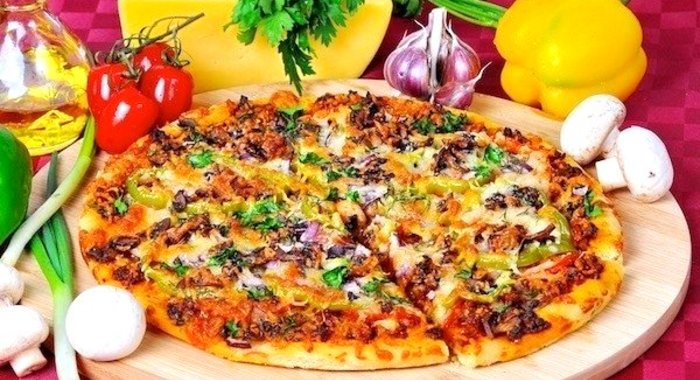 Мясная пицца с грибами и красным луком