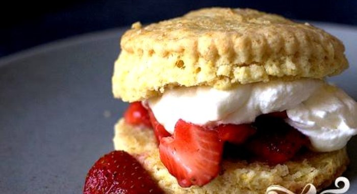 Клубничные коржики со взбитыми сливками