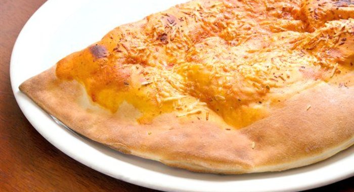 Закрытая пицца с брынзой