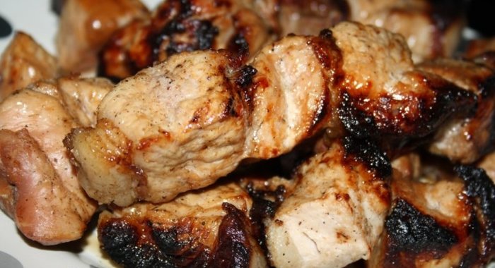 Простой рецепт вкусного и сочного шашлыка из свиной корейки на кости