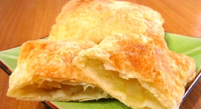 Слоеные пирожки с яблоками