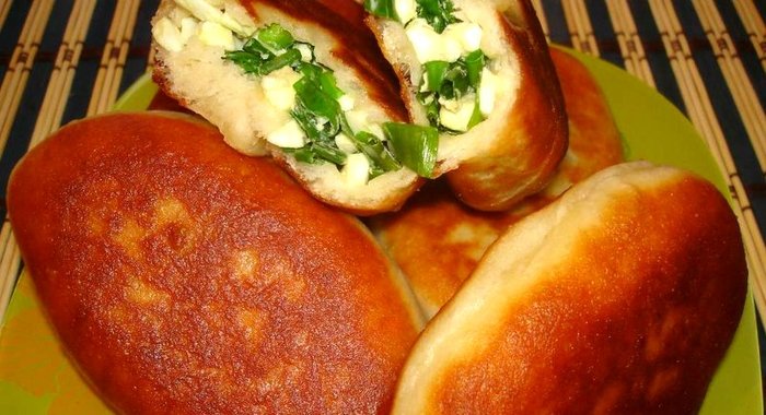 Жареные пирожки с яйцом и луком