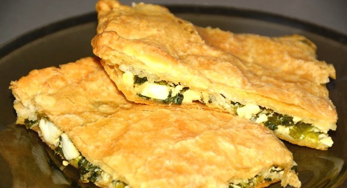 Слоеный пирог с зеленым луком и яйцом