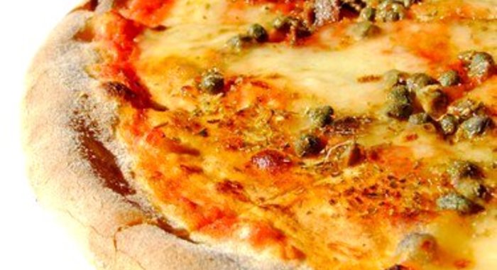 Пицца с домашним сыром и каперсами