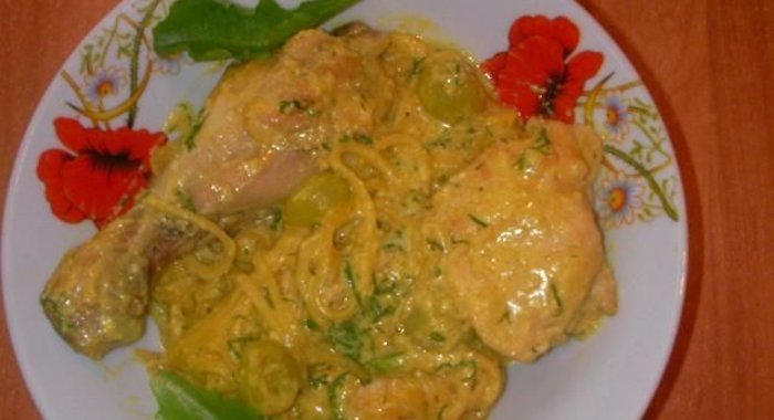 Курица, тушенная с виноградом и карри