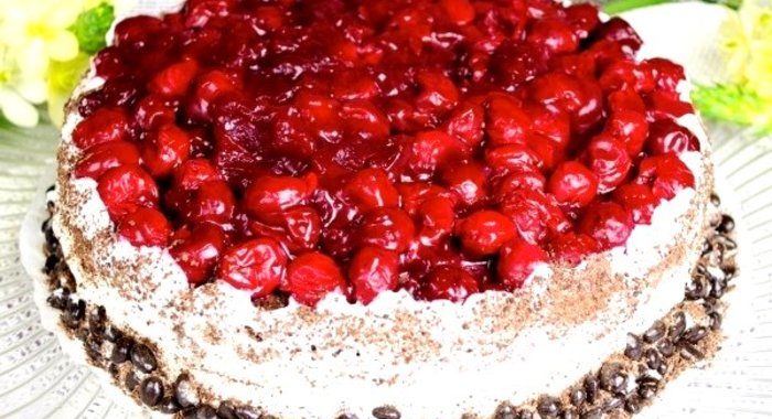 Шоколадный торт с вишней