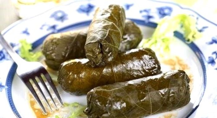 Козий сыр в виноградных листьях, маринованный в вине