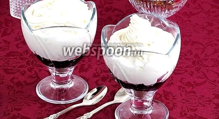 Десерт из сливок, тёртого хлеба и черничного варенья