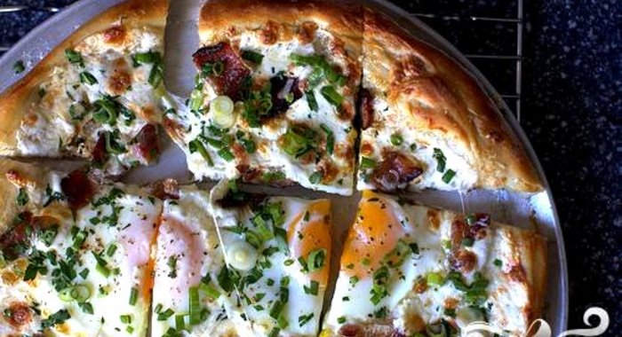 Пицца на завтрак с беконом, сыром и яйцами
