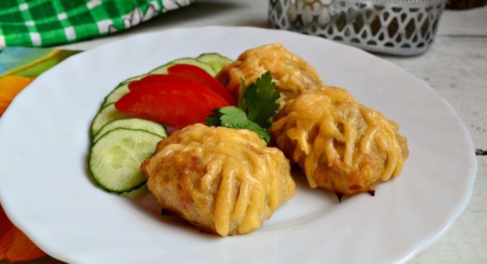 Мясные котлетки с морковью и сметаной, запеченные под сырной корочкой