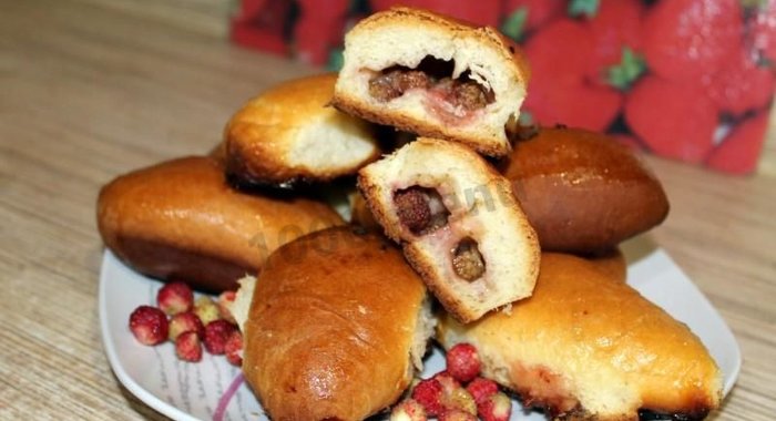 Пирожки с земляникой в духовке