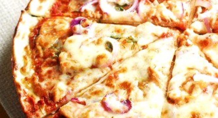 Пицца с курицей, базиликом и моцареллой