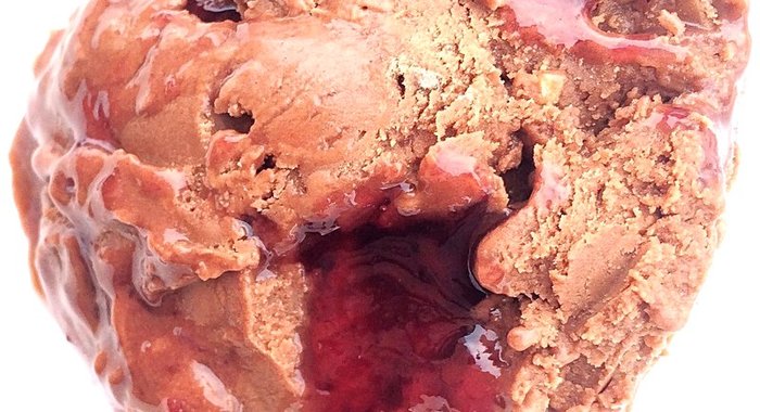 Мороженое с темным шоколадом, копченой солью и прослойкой виноградного желе