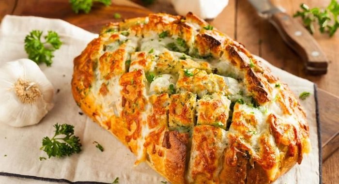 Батон запеченный с сыром и чесноком в духовке