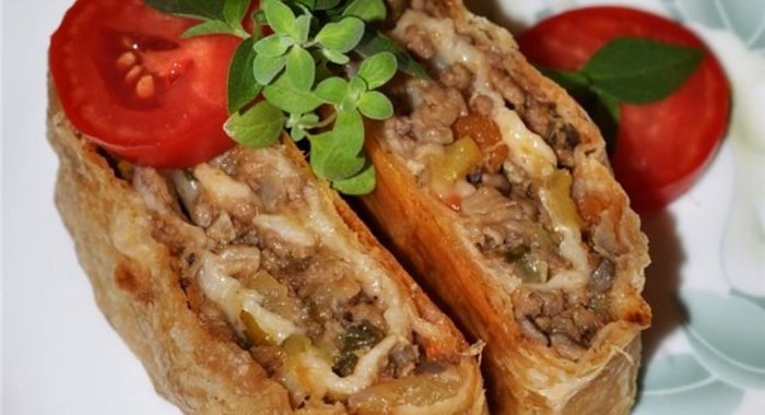Рулет из теста с фаршем