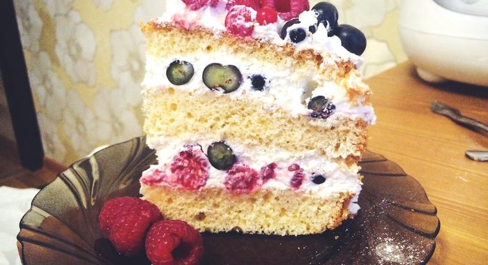 Бисквитный ягодный торт со сливочно-творожным кремом