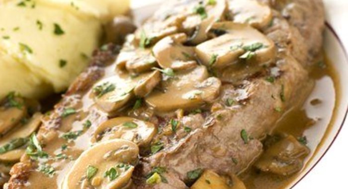 Говяжий стейк со сливочно-грибным соусом