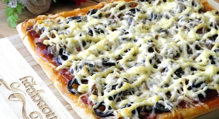 Пицца из слоеного теста в духовке