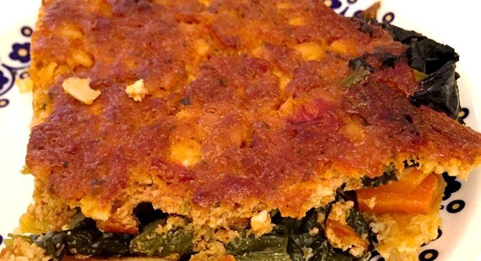 Овощная запеканка с творогом и томатным соусом