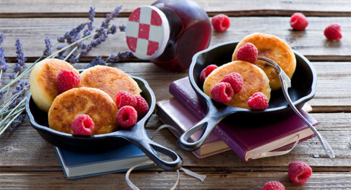 Пышные сырники с малиной в мультиварке