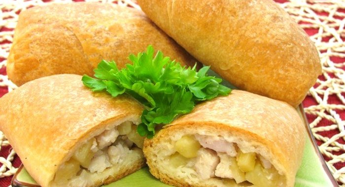 Слоеные пирожки с курицей и картофелем
