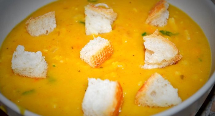 Горошница с овощами, копченостями и гренками