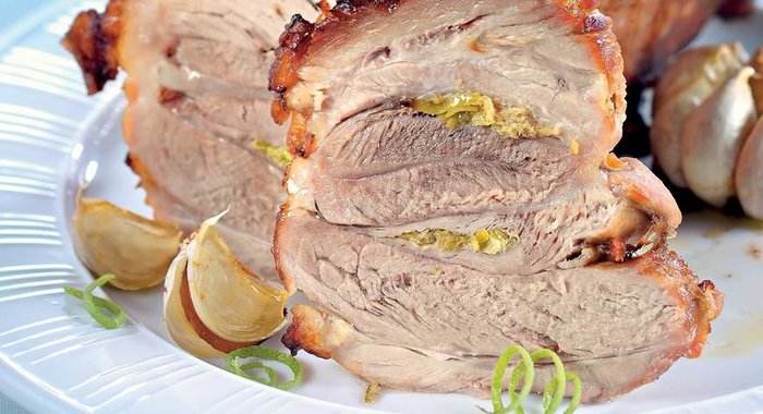 Свиной окорок с имбирем и запеченным чесноком
