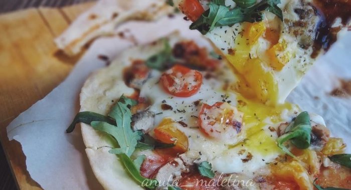 Итальянская пицца на быстром тесте с томатами, грибами и яйцом.