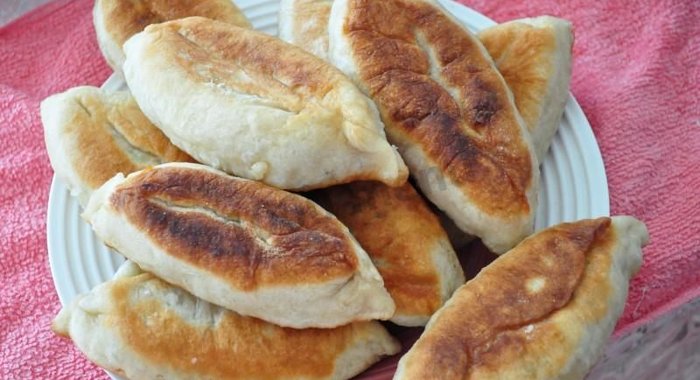 Жареные пирожки с зеленым луком и яйцом