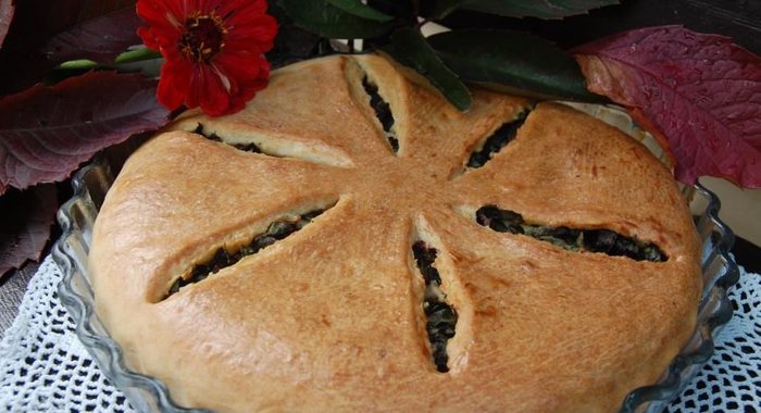 Осенний пирог с сыром и свекольной ботвой