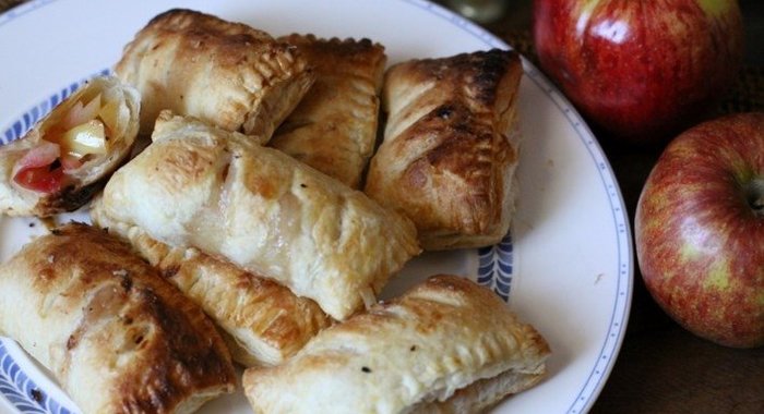 Пирожки из слоёного теста с яблоками