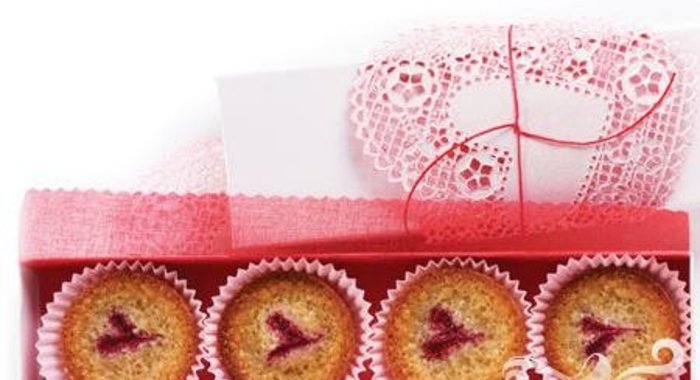 Финансье с малиной и миндалем