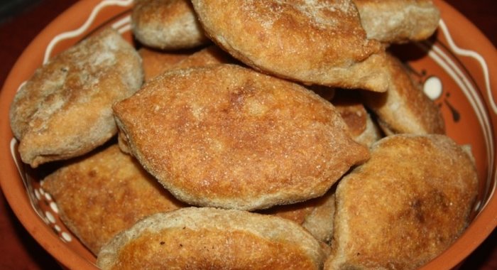 Пирожки из цельнозернового теста с картофелем, индюшатиной, маслинами и зеленью