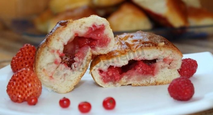 Дрожжевые пирожки с ягодами в духовке