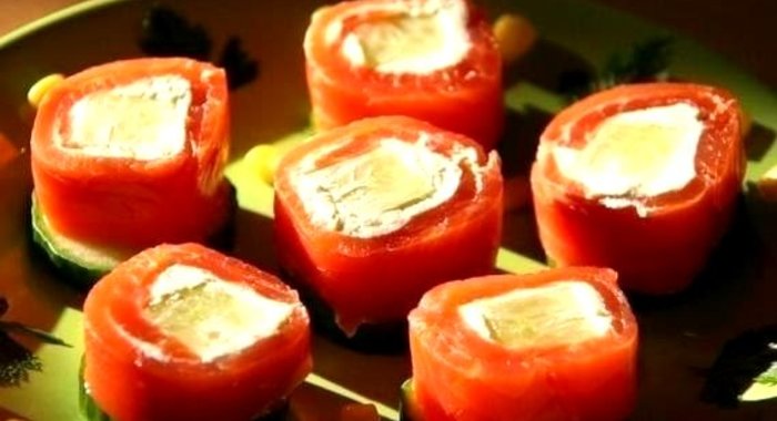 Рулетики из форели с огурцом и сливочным сыром