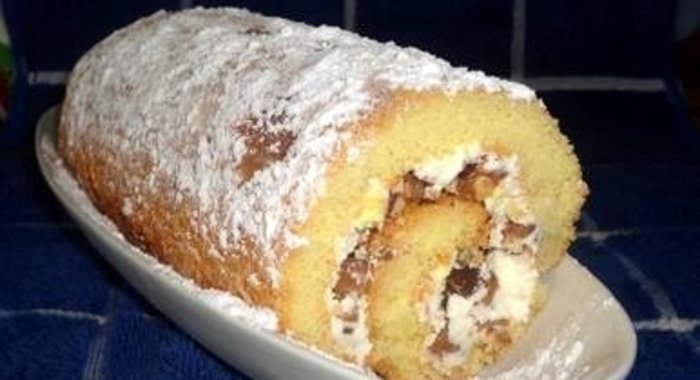 Бисквитный рулет с конфетами