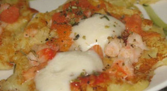 Картофельные оладьи с креветками и моцареллой