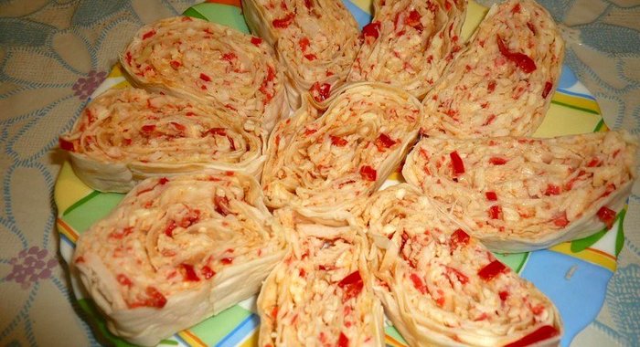 Рулет из лаваша с крабовым мясом и болгарским перцем