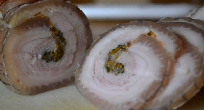 Рулет из свиной шкурки
