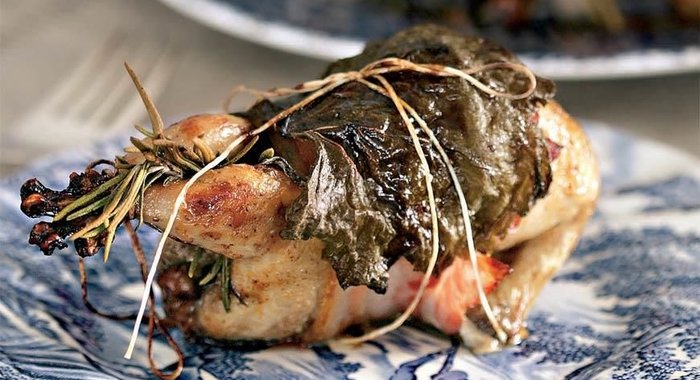 Перепелки в виноградных листьях