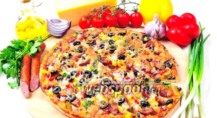 Пицца с курицей и охотничьими колбасками