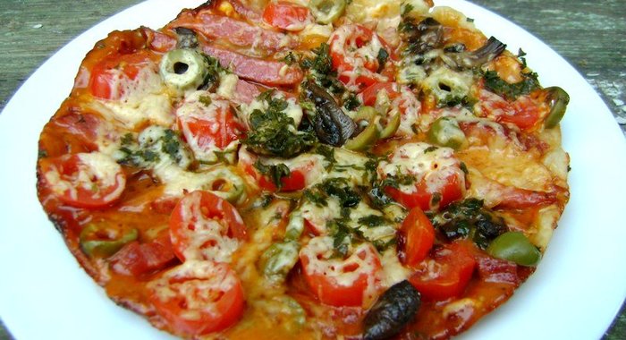 Пицца с салями и шампиньонами в мультиварке