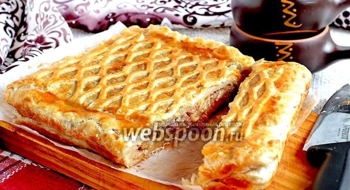 Капустный пирог на слоёном тесте с копчёностями