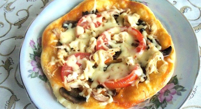 Пицца с курицей и грибами