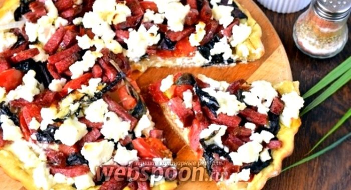 Пицца с сыром Сиртаки, колбасой, базиликом и помидорами