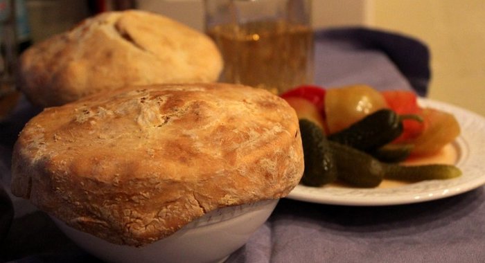 Пельмени в соусе из белых грибов под хлебной шапкой